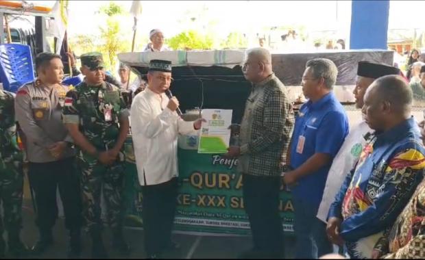 Bupati Mimika Menjemput Al-Quran Akbar sebagai Ikon MTQ Ke-XXX Provinsi Se-Tanah Papua dari Makassar Tiba di Timika dengan Pesawat Herkules A-1330